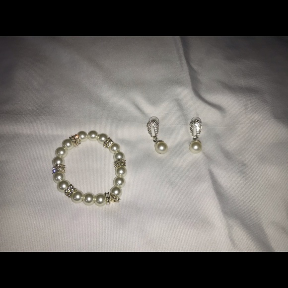 Beautiful Pearl and Rhinestone Set - Picture 3 of 3